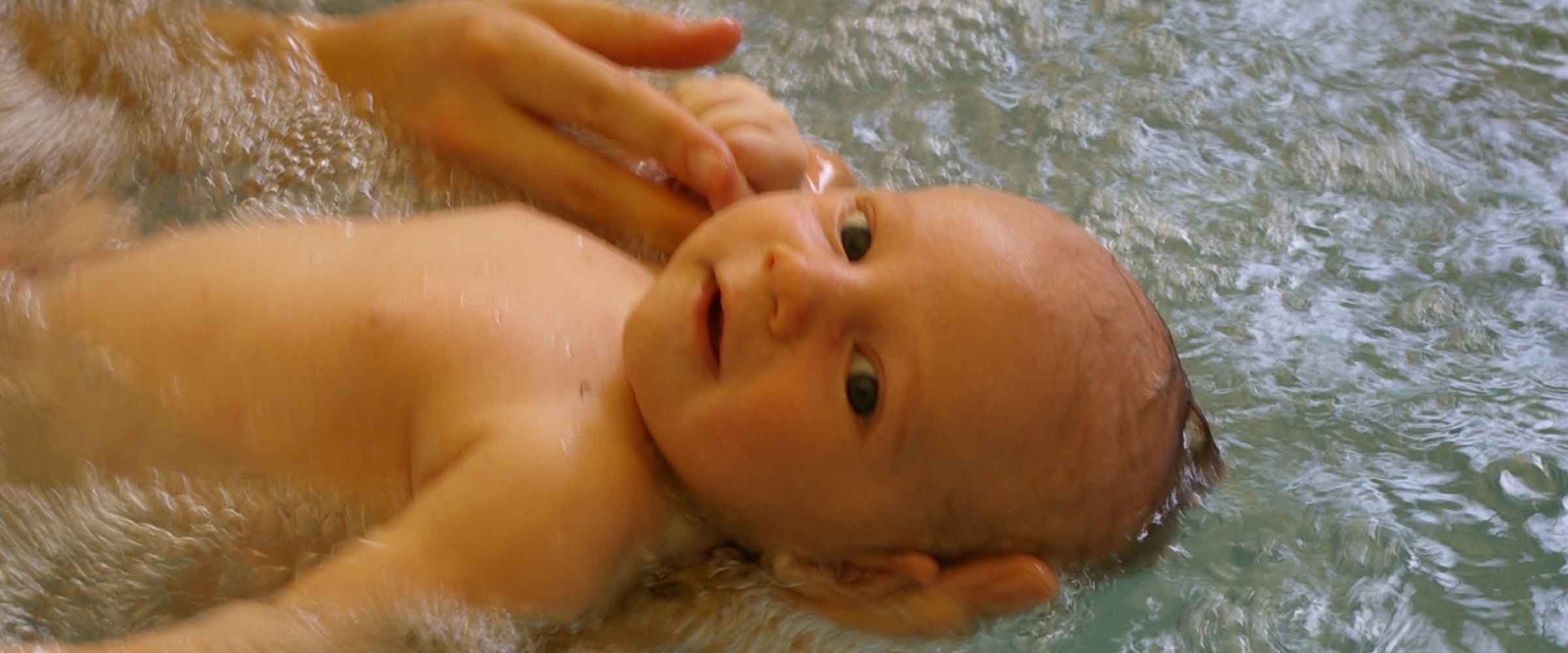 Thérapie mère et enfant dans l’eau
