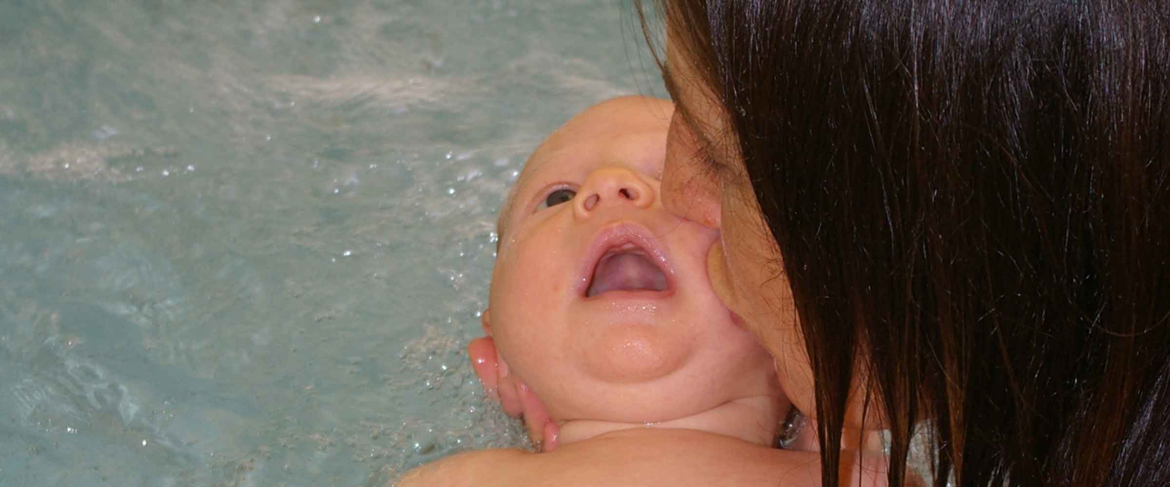 Thérapie mère et enfant dans l’eau
