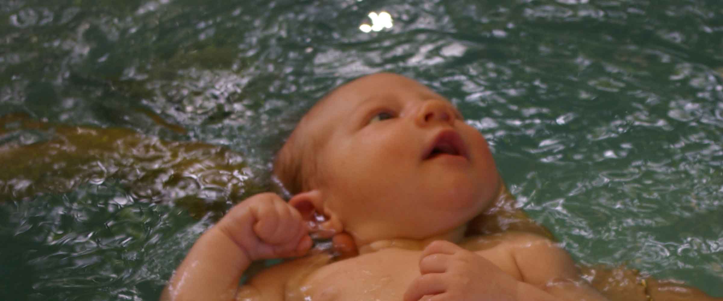 Thérapie mère et enfant dans l’eau