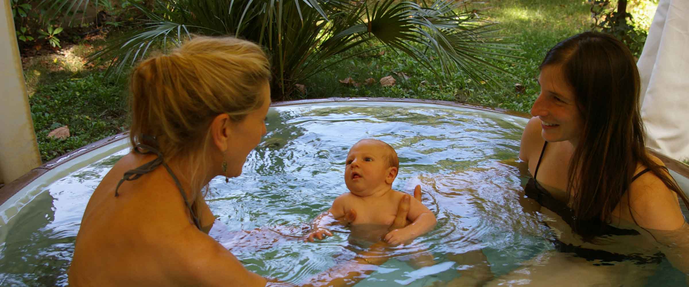 Thérapie mère et enfant dans l’eau